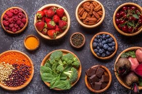 healthy foods rich in antioxidants such as leafy greens, nuts, beans, berries and broccoli